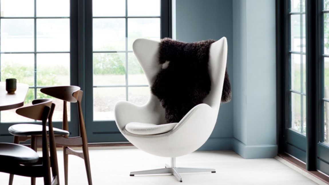 Nybyggt hus i gammal stil. Här ville man framhäva arkitekturen med ett färgschema som stödde den underliggande estetiken och tecknen till tidsperioden.