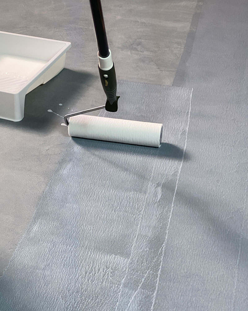 Se till att rulla i långa, raka banor och håll ett stadigt tryck på rullen längs vägen.