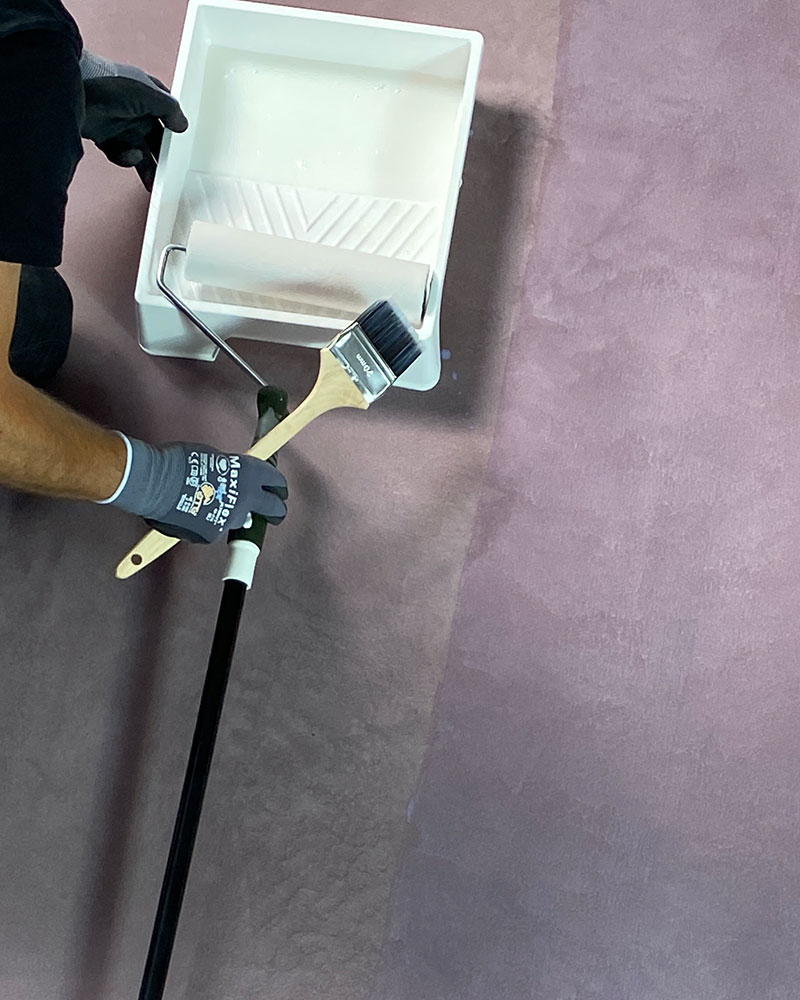 Se till att ytan är torr och ren innan du applicerar lack. Häll lacken över på en rollertråg och applicera med en pensel i kanterna och en rulle över de stora ytorna.